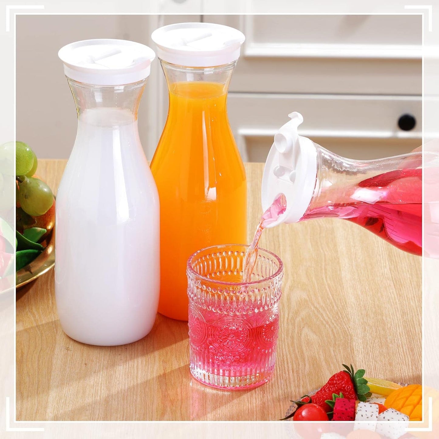 Gejoy 6 Pcs Plastic Water Carafe with Lids 32 oz Clear Juice Pitchers for Mimosa Bar Drinks Milk Iced Tea Beverage Containers for Home Restaurant School Fridge, Not Dishwasher Safe (White Cap)